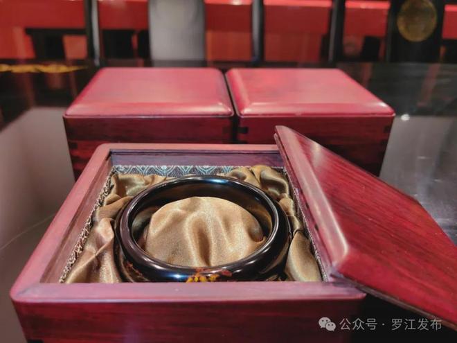 三星堆文创亮相深圳文博会！开元棋牌火爆！罗江非遗、(图2)