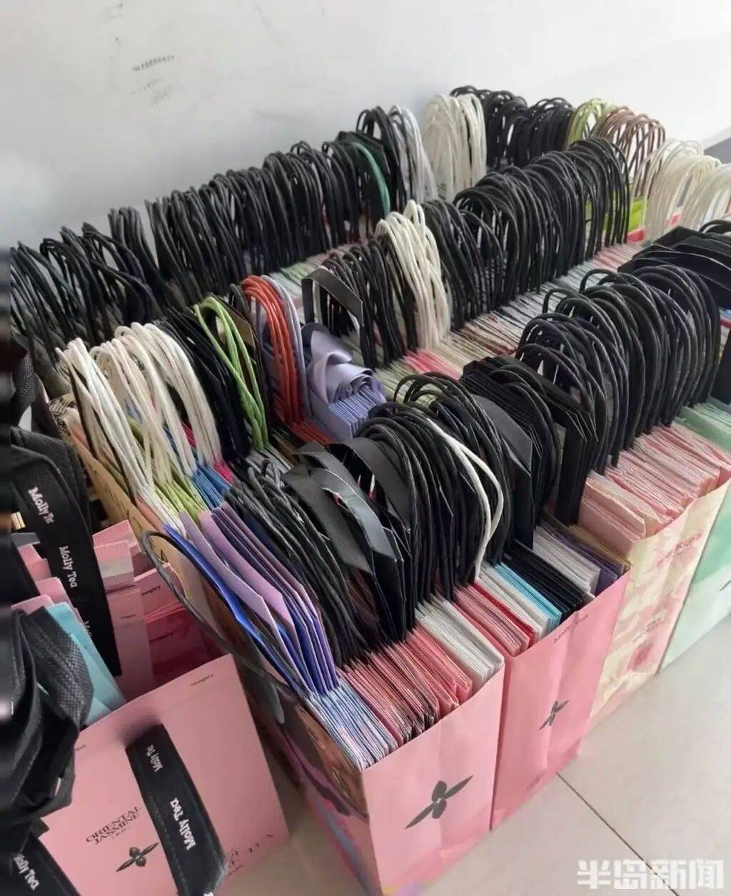 元到50元不等部分限量款甚至被炒至百元开元棋牌火了！大批年轻人开始囤标价从1(图4)